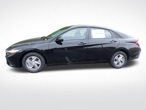 Black 2026 Hyundai ELANTRA SE