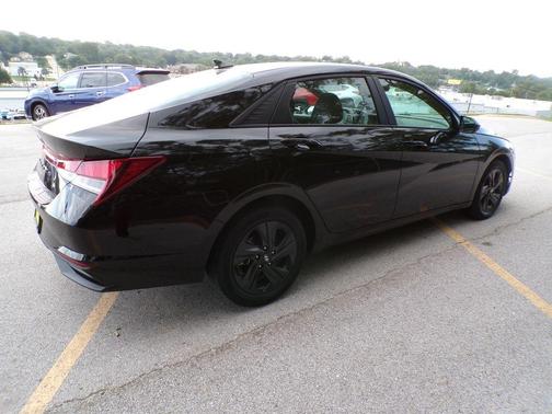 Phantom Black 2022 Hyundai ELANTRA SEL