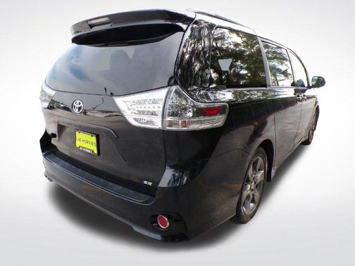 Midnight Black Metallic 2016 Toyota Sienna SE