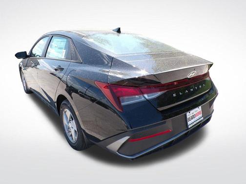 Black 2026 Hyundai ELANTRA SE