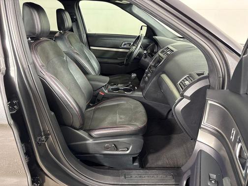 Magnetic 2018 Ford Explorer XLT