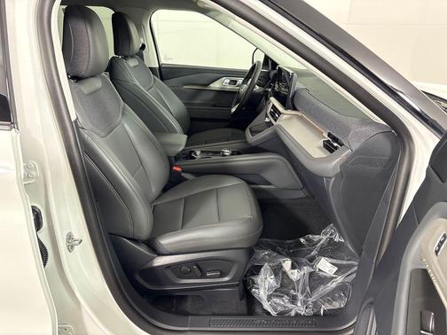 Star White Metallic Tri-Coat 2026 Ford Explorer Active