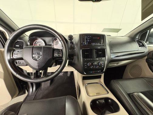 Brilliant Black Crystal Pearlcoat 2017 Dodge Grand Caravan SXT