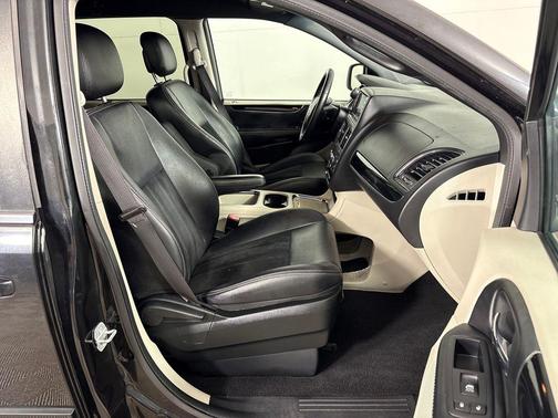 Brilliant Black Crystal Pearlcoat 2017 Dodge Grand Caravan SXT