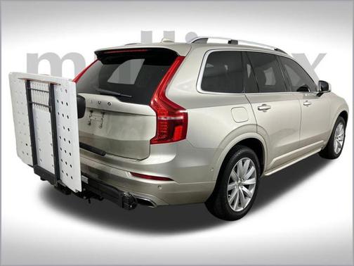 2016 Volvo XC90 T6 Momentum