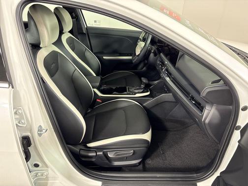 Snow White Pearl 2026 Kia K4 GT-Line Turbo