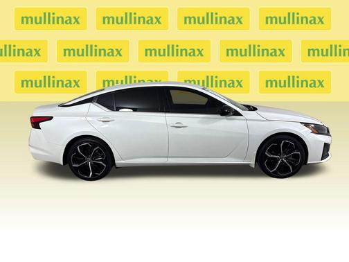 Pearl White Tricoat 2023 Nissan Altima 2.5 SR