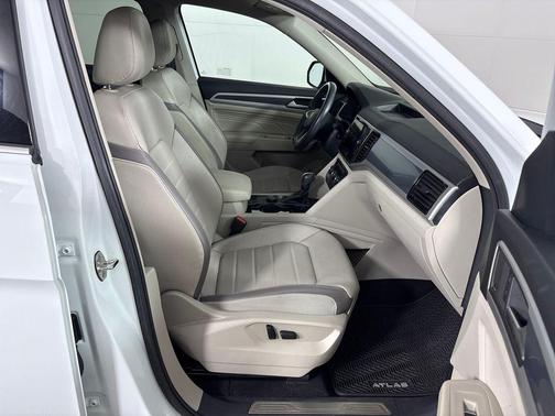Pure White 2021 Volkswagen Atlas 3.6L SEL Premium