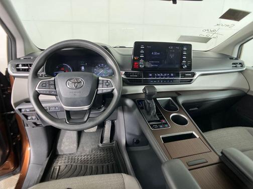 2021 Toyota Sienna LE