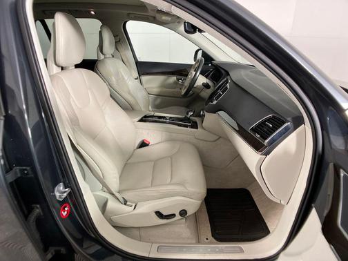 2016 Volvo XC90 T6 Momentum