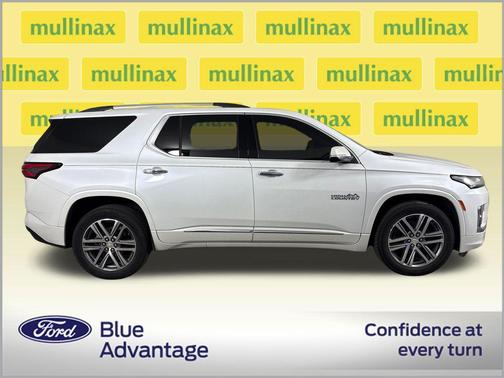Iridescent Pearl Tricoat 2023 Chevrolet Traverse High Country
