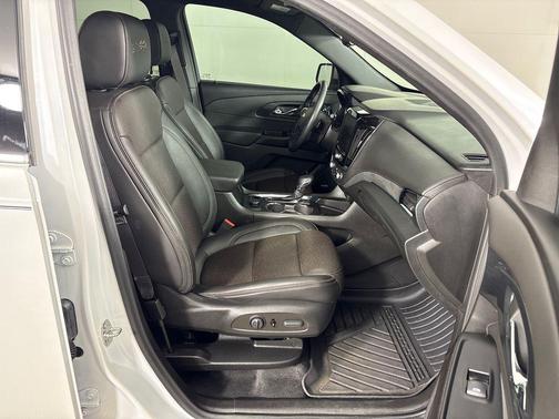 Iridescent Pearl Tricoat 2023 Chevrolet Traverse High Country