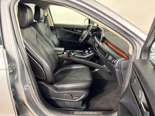 Radiance Metallic 2022 Lincoln Nautilus Reserve