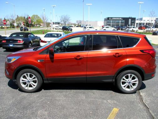 Photo 4 of 21 of 2019 Ford Escape SE