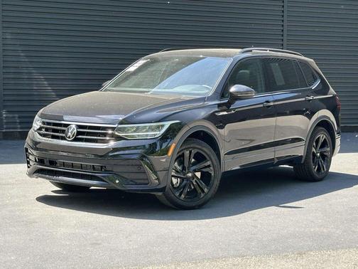Deep Black Pearl 2023 Volkswagen Tiguan 2.0T SE R-Line Black 4MOTION