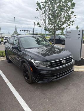 Deep Black Pearl 2023 Volkswagen Tiguan 2.0T SE R-Line Black 4MOTION