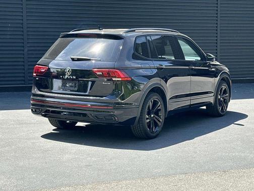Deep Black Pearl 2023 Volkswagen Tiguan 2.0T SE R-Line Black 4MOTION