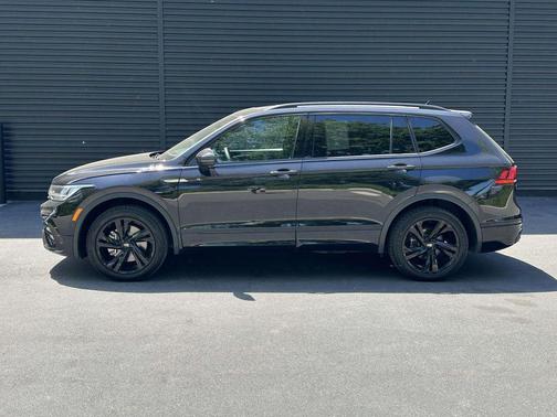 Deep Black Pearl 2023 Volkswagen Tiguan 2.0T SE R-Line Black 4MOTION