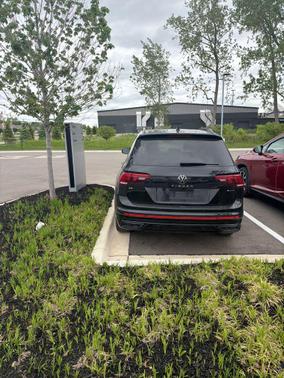 Deep Black Pearl 2023 Volkswagen Tiguan 2.0T SE R-Line Black 4MOTION