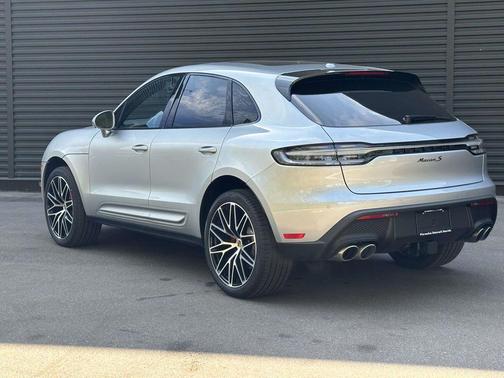 Dolomite Silver Metallic 2025 Porsche Macan Macan