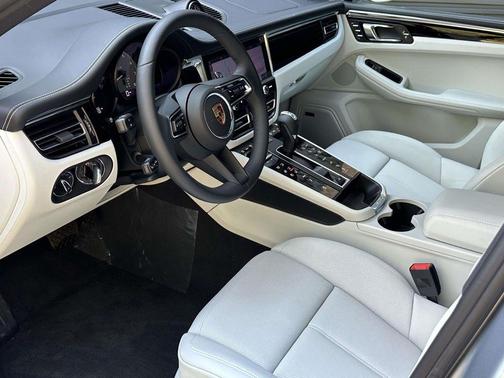 Dolomite Silver Metallic 2025 Porsche Macan Macan