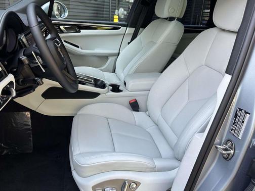 Dolomite Silver Metallic 2025 Porsche Macan Macan
