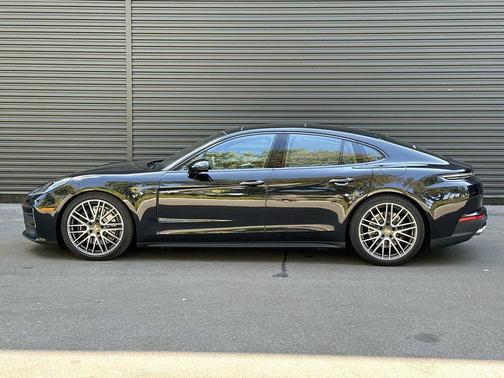Jet Black Metallic 2025 Porsche Panamera 4
