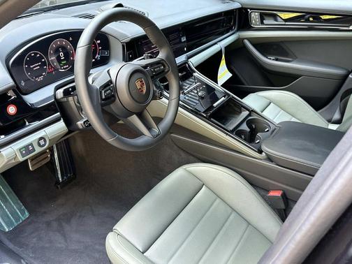 Jet Black Metallic 2025 Porsche Panamera 4