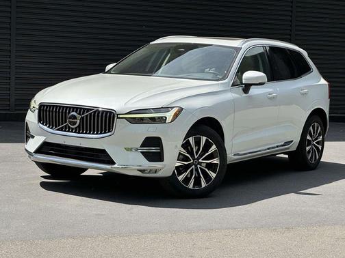 Crystal White Metallic 2023 Volvo XC60 B5 Plus Bright Theme