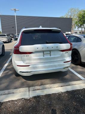 Crystal White Metallic 2023 Volvo XC60 B5 Plus Bright Theme