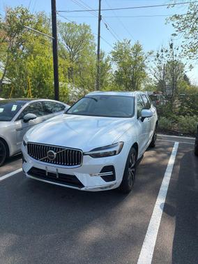 Crystal White Metallic 2023 Volvo XC60 B5 Plus Bright Theme