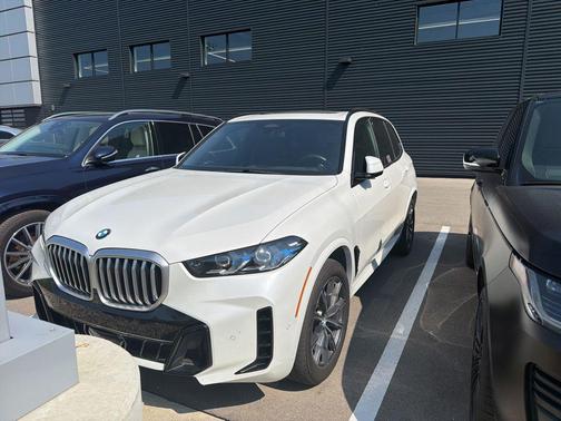 White Metallic 2025 BMW X5 xDrive40i