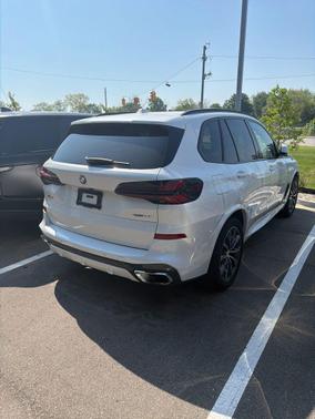 White Metallic 2025 BMW X5 xDrive40i
