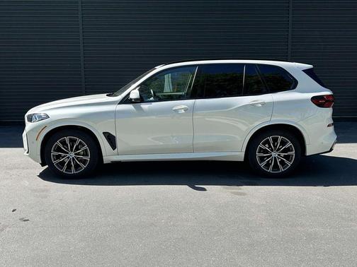 White Metallic 2025 BMW X5 xDrive40i