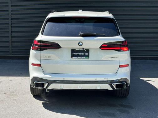 White Metallic 2025 BMW X5 xDrive40i