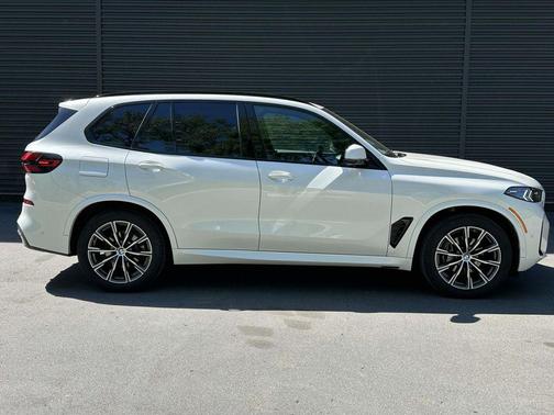White Metallic 2025 BMW X5 xDrive40i