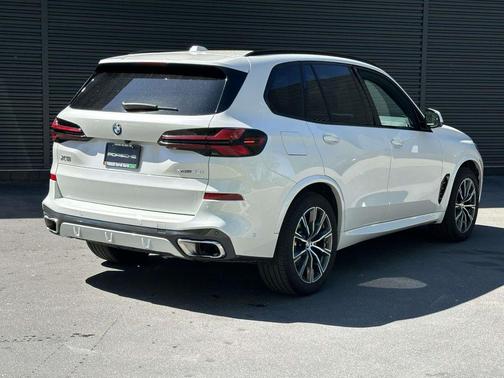 White Metallic 2025 BMW X5 xDrive40i