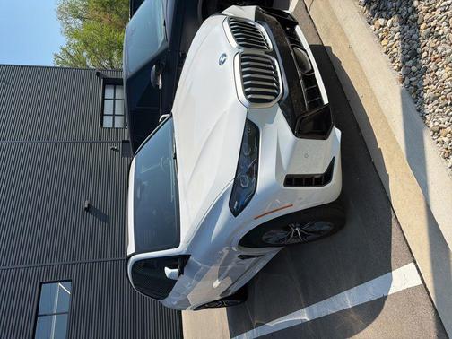 White Metallic 2025 BMW X5 xDrive40i