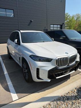 White Metallic 2025 BMW X5 xDrive40i