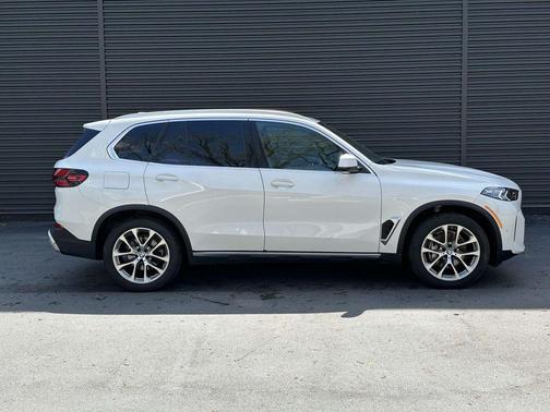 Alpine White 2025 BMW X5 xDrive40i