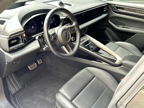 2024 Porsche Macan Turbo