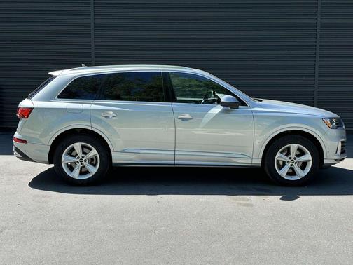 Satellite Silver Metallic 2023 Audi Q7 45 Premium