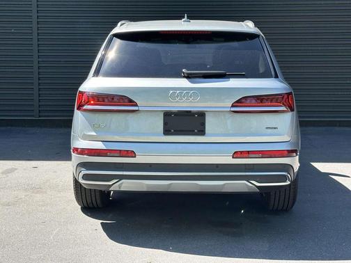 Satellite Silver Metallic 2023 Audi Q7 45 Premium