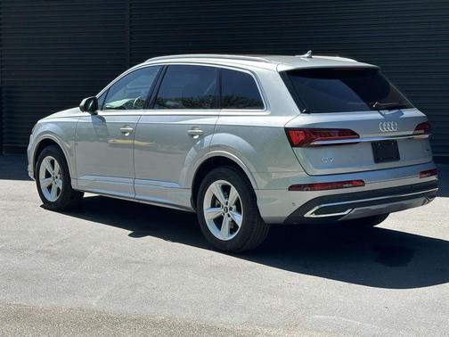 Satellite Silver Metallic 2023 Audi Q7 45 Premium