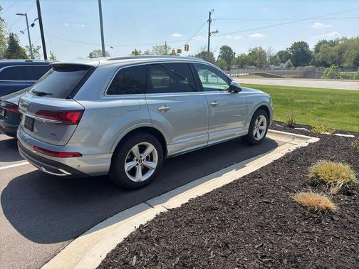 Satellite Silver Metallic 2023 Audi Q7 45 Premium
