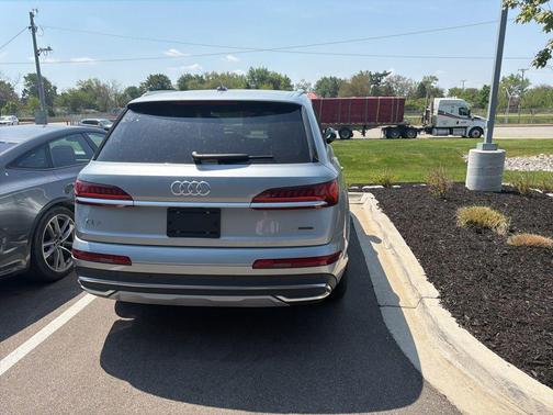 Satellite Silver Metallic 2023 Audi Q7 45 Premium