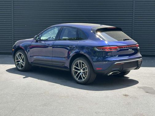 Gentian Blue Metallic 2026 Porsche Macan Macan