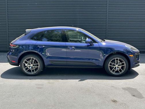 Gentian Blue Metallic 2026 Porsche Macan Macan
