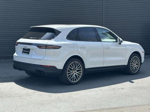 Carrara White Metallic 2022 Porsche Cayenne Platinum Edition