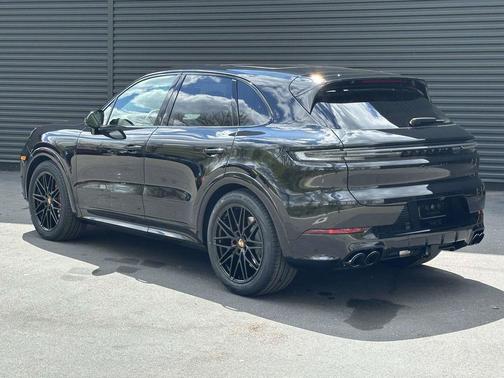 Chromite Black Metallic 2026 Porsche Cayenne GTS